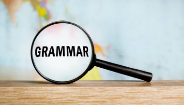 Pazarlama Stratejisi metniyle büyüteç. İş ve finans kavramı.