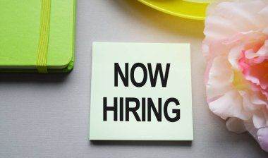 kavramsal görüntü. Kağıttaki notlar için yazılar. Yazıtın içeriği iş içeriği ve pazarlama ile ilgilidir.