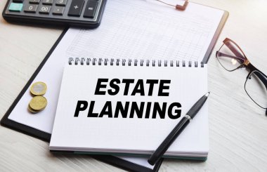 Estate Planlama Yazıtı. Finans tablolarının arka planında el yazısıyla yazılmış bir metin.