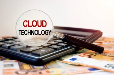 Hesap makinesi ve banknotların yanında, kabartma camında yazılı metin satılıyor.