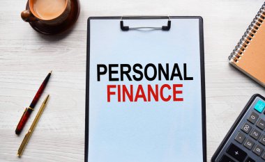 İçinde kavramsal bir yazı ve masada bir fincan kahve olan bir defter. İş ve pazarlama kavramı.