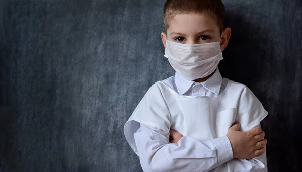 Egy Komoly Fókuszált Fiú Orvosi Maszkban Fehér Kabátban Egy Fekete — Stock Fotó