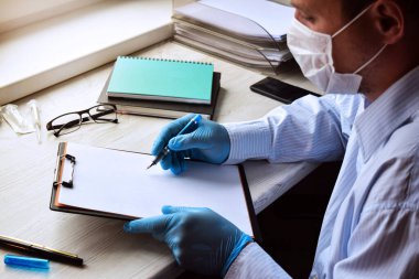 Masaüstünde oturan doktor ya da eczacı elinde ilaç olan bir şırınga tutuyor. Sağlık sigortası konsepti. Aşılama.