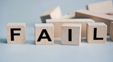 Hata - beyaz arkaplandaki tahta küplerin üzerindeki yazı