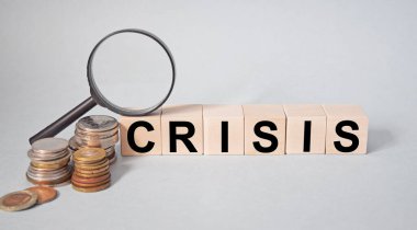 Finans, küp üzerine yazılar, tahta dokular üzerine KRISIS.