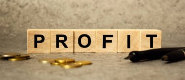 Manet 'in arka planındaki tahta küplerin dokusunda PROFIT yazılıydı. Finansal, ticari ya da ekonomik tema üzerine bir yazı.