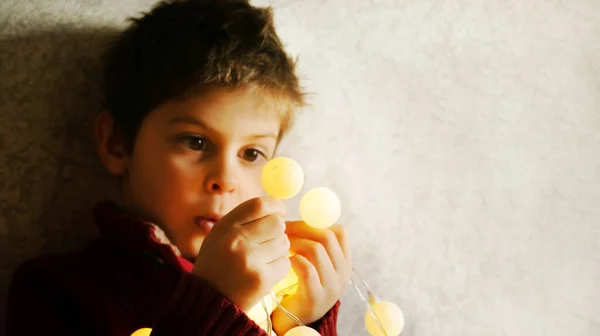 Мечтающий Маленький Мальчик Держит Руках Свечение Нового Года Концепция Новогодних — стоковое фото