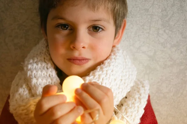 Niño Pequeño Sostiene Las Luces Brillantes Año Nuevo Sus Manos —  Fotos de Stock