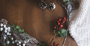 Noel ağacının dalları ve karlı Noel süslemeleri olan ahşap bir arka plan. Noel tasarımı. Boşluğu kopyala