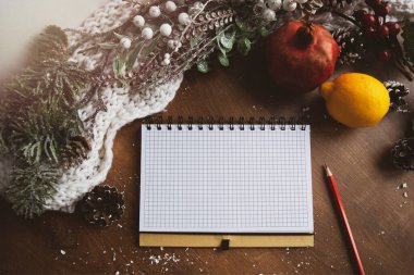 Masadaki notlar için not, tahtanın üzerinde süslemeleri olan noel arkaplanı.