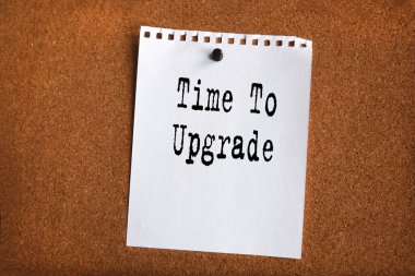 Time to UPGRADE ile birlikte mantar tahtaya yazılmış kağıt not