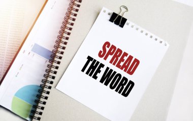 Bir iş ya da finansal konu üzerine bir not defterine yazılmış metin. İş konsepti. Ofis aksesuarları ile en üst görünüm ofis masaüstü