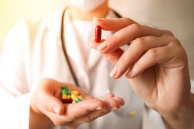 İlaç hapları ya da el hapları, avuç içi ya da parmaklar.