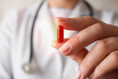 İlaç hapları ya da el hapları, avuç içi ya da parmaklar.