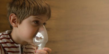 Hasta bir çocuk evde nebulizatörle nefes alıp veriyor. Sağlık hizmetleri kavramı.