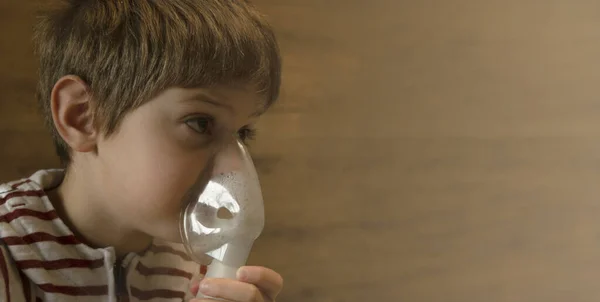 Egy Beteg Gyerek Porlasztóval Lélegzik Otthon Egészségügyi Koncepció — Stock Fotó