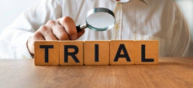 Tahta küplerin dokusuyla ilgili deneme yazısı. Bir iş adamı elinde bir küp tutuyor. Finansal, ticari ya da ekonomik tema üzerine bir yazı.