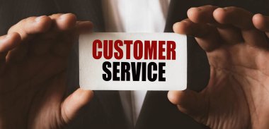 Ön manzara, elinde kartvizit tutan Afrikalı bir iş adamının elleri. Harflerin içeriğinin iş konsepti ve pazarlama üzerinde etkileri vardır..