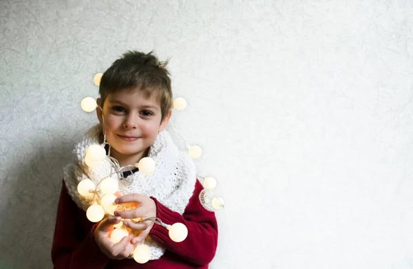 Niño Pequeño Sostiene Las Luces Brillantes Año Nuevo Sus Manos —  Fotos de Stock