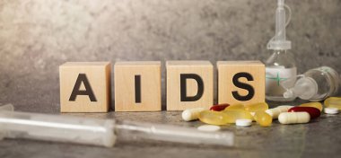 AIDS harfli bir metin olarak, Corona virüsü kübü koyu gri arkaplanda ve metin için alanı olan sözcük küpleri ile salgın halinde.