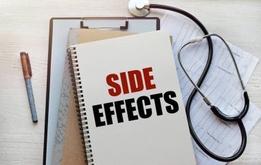 Defterde tıbbi bir tema üzerine bir yazı var. Tıbbi kayıtları ve steteskopu olan bir defterin üst görüntüsü. sağlık hizmeti kavramı