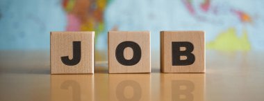 Tahta küplere işlenmiş yazı, izole edilmiş, politik bir haritanın arka planında..