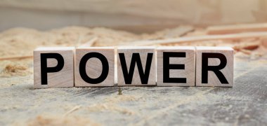 Güç kelimesi tahta küplerin üzerine yazılır. Açık havada tahta küpler, kırsal alana tepeden bakan. İşle ilgili tasarım için. Pazarlama kavramı.