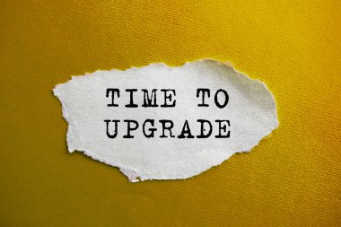 Yırtık kağıda yazma zamanı geldi. Sarı arka planda pazarlama kavramsal kelime.