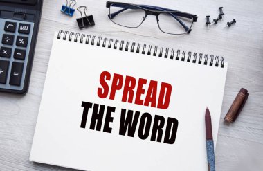 Kavramsal görüntü, iş aksesuarları, masaüstünde izole edilmiş hesap makinesi. Finans ya da iş konsepti