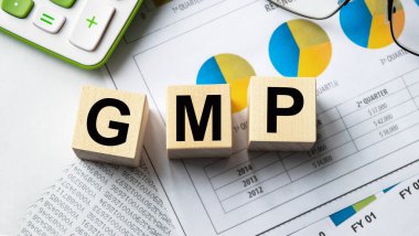 Küplerdeki yazılar, tahta doku küplerindeki GMP yazıları. Yukarıdan bak. Belgelerle dolu bir masaüstü. Finansal, ticari ya da ekonomik tema üzerine bir yazı.