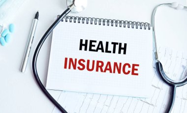 Tıbbi temalı bir defterin üzerindeki yazı. Tıbbi malzemelerle dolu bir masanın en üst görüntüsü. Tıbbi konsept.