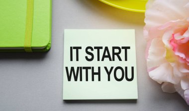 kavramsal görüntü. Kağıttaki notlar için yazılar. Yazıtın içeriği iş içeriği ve pazarlama ile ilgilidir.