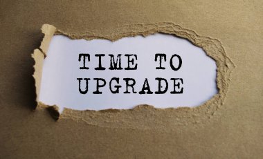 Yırtık kağıdın arkasında beliren, UPRAD 'a Metin Zamanı. El işi kağıdı yırtılmış..