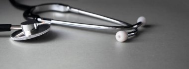 Tıbbi steteskop ve boş bir kağıt ile pano. Tıbbi konsept. Seçici odak.