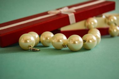 Yeşil arka planda süslemeli hediye kutusu, yeni yıl tatili konsepti olarak, yeni yıla hazırlık..