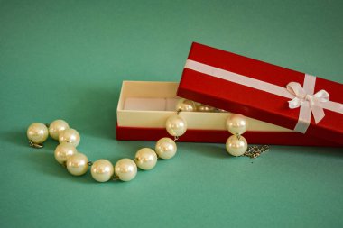 Yeşil arka planda süslemeli hediye kutusu, yeni yıl tatili konsepti olarak, yeni yıla hazırlık..