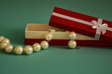 Yeşil arka planda süslemeli hediye kutusu, yeni yıl tatili konsepti olarak, yeni yıla hazırlık..