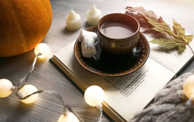 Noel, şenlikli kompozisyon. Masanın üzerinde bir fincan kahve ve güreş lambası. Kış Noel dekoru. Neşeli bir atmosfer. Sıcak renkler, yumuşak odak.