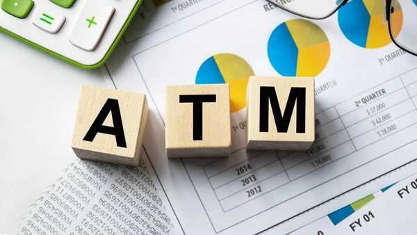 Küplerdeki yazıtlar, ahşap doku küplerindeki ATM yazıları. Yukarıdan bak. Belgelerle dolu bir masaüstü. Finansal, ticari ya da ekonomik tema üzerine bir yazı.