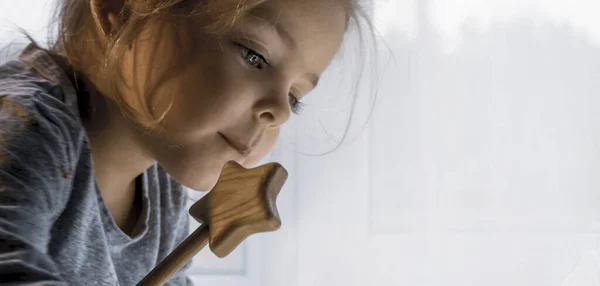 Küçük Bir Kızın Yakın Plan Portresi Kız Pencerenin Yanında Oturur — Stok fotoğraf