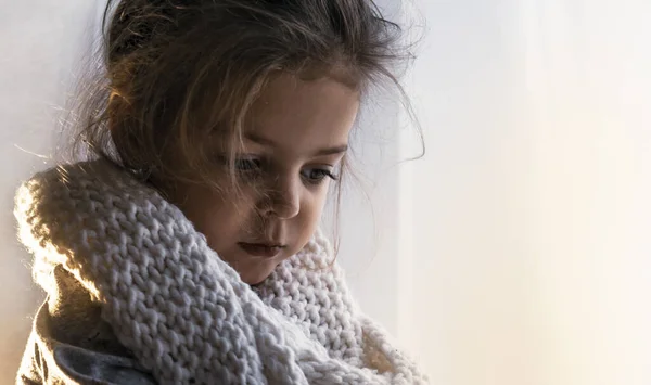 Küçük Bir Kızın Yakın Plan Portresi Düşünceli Bakışlı Bir Kız — Stok fotoğraf