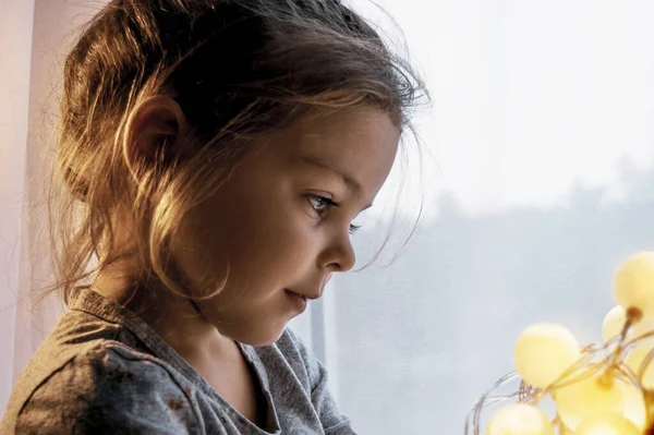 Retrato Cerca Una Niña Una Chica Sentada Junto Ventana Sosteniendo —  Fotos de Stock