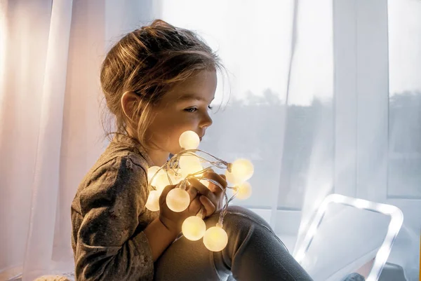 Boldog Kislány Belenéz Tükörbe Miközben Ablaknál Varázslatos Portré Egy Újévi — Stock Fotó