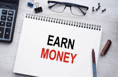 Üzerinde ERN parasının yazılı olduğu not defteri. Kavramsal görüntü, iş aksesuarları, masaüstünde izole edilmiş hesap makinesi. Finans ya da iş konsepti.