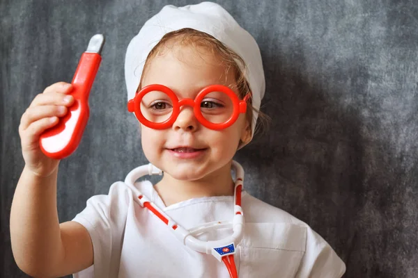 Linda Niña Está Jugando Doctor Niño Adorable Vestido Con Uniforme —  Fotos de Stock