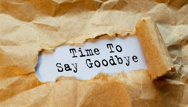 Time ile birlikte mantar tahtaya gooDBYE yazısını yazmak için yazılmış bir kağıt.
