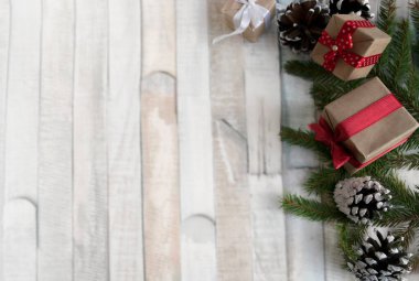 Noel kompozisyonu, hediye kutularıyla süslenmiş, kırmızı kurdeleli, köknar dallı, oyuncaklı, tebrik etmek için fotokopi alanı. Yeni yıl tatili konsepti.