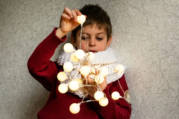 Niño Pequeño Sostiene Las Luces Brillantes Año Nuevo Sus Manos —  Fotos de Stock