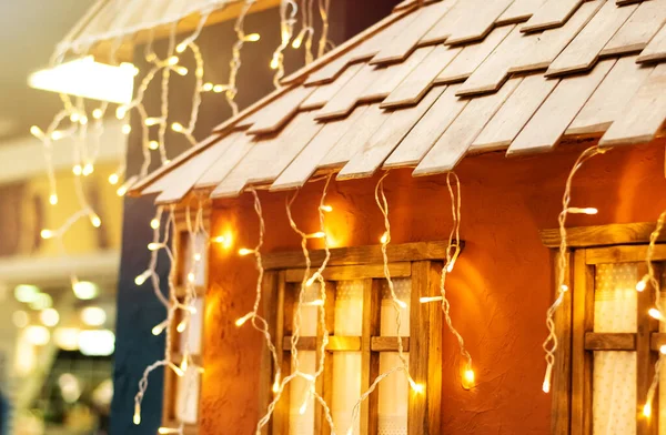 Dış görünüş için şehir Noel süsleri. Evin penceresinde Noel çelengi yanıyor. Şenlikli ışıklandırma. Yeni yıl dekoru. Avrupa mahsulü