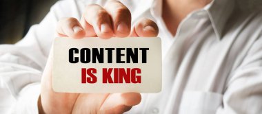 Elinde kartvizit tutan bir iş adamı. Harflerin içeriğinin iş konsepti ve pazarlama üzerinde etkileri vardır..